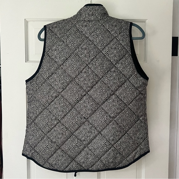J.Crew Excursion puffer Down vest herringbone pattern Quilted Size M Black cream - Picture 3 of 4